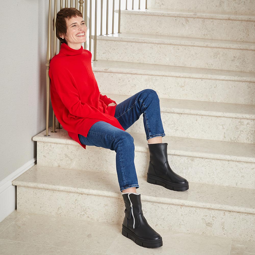 Wonder: Black Leather & Shearling Boots Sole Bliss