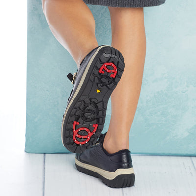 Summit: Black Leather & Shearling Shoes Sole Bliss